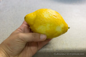 Râpez le zeste du citron